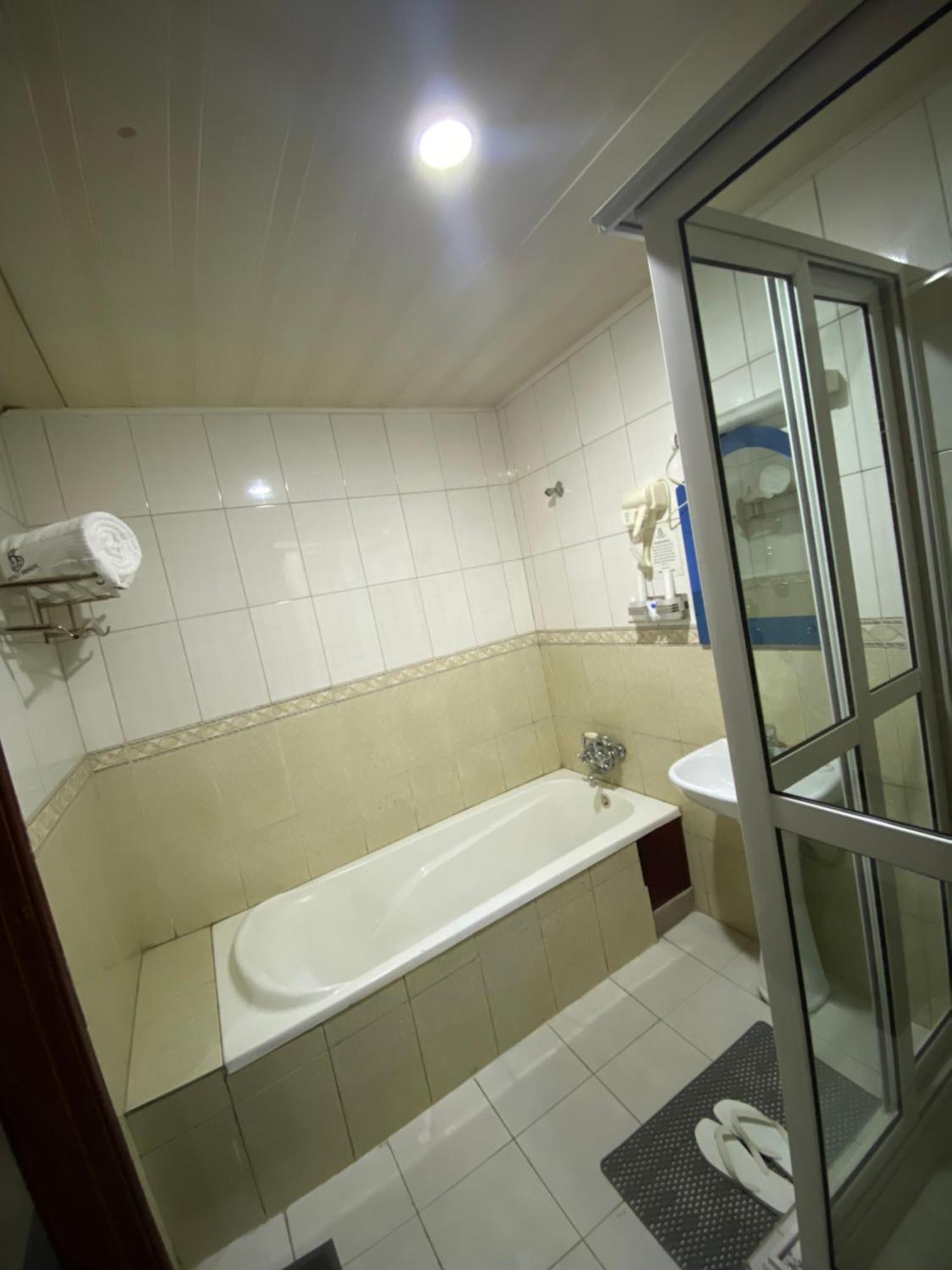 La Grande Hotel Кампала Екстер'єр фото
